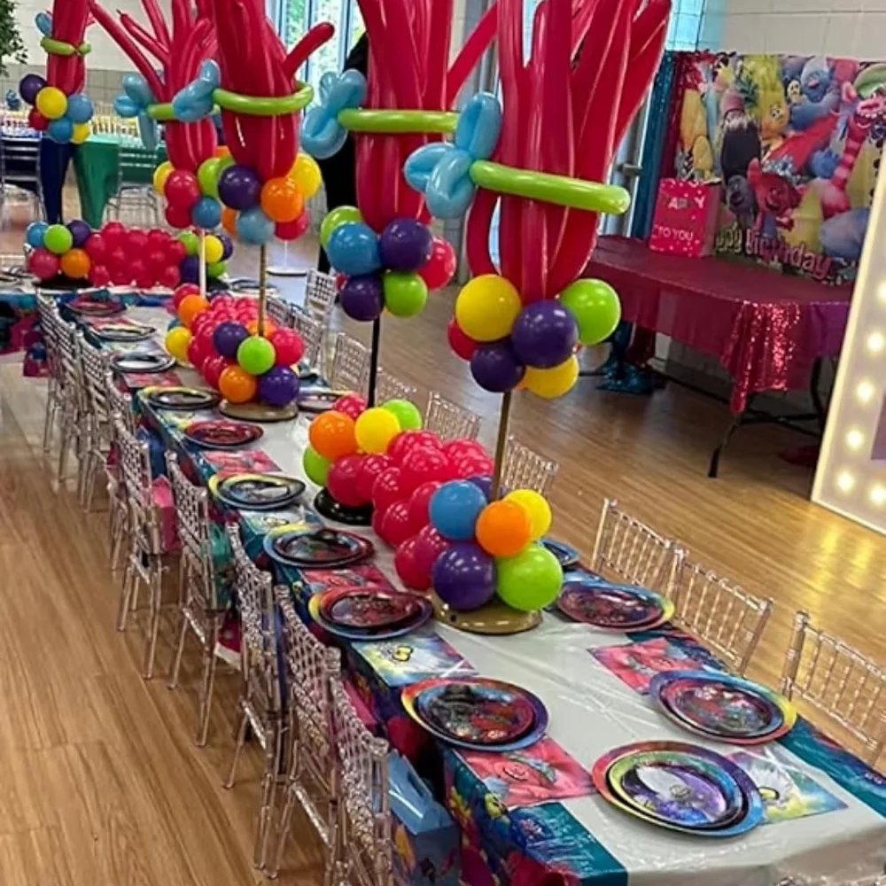 1 Trolls table cover and 1 Set treat bags (16 Pieces In A Bag)